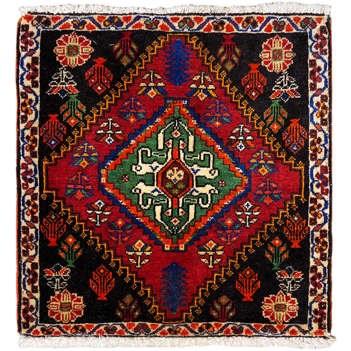 Tapis Poshti 56x56 cm à fond noir, ornements colorés et franges décoratives