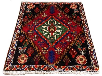 Tapis Poshti 56x56 cm vu de dessus, fond noir avec motif de bordure rouge