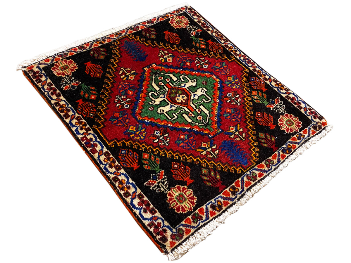 Tapis Poshti 56x56 cm, posé en biais, motifs géométriques rouges, verts et bleus