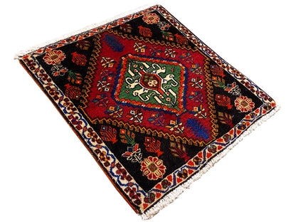 Tapis Poshti 56x56 cm, posé en biais, motifs géométriques rouges, verts et bleus