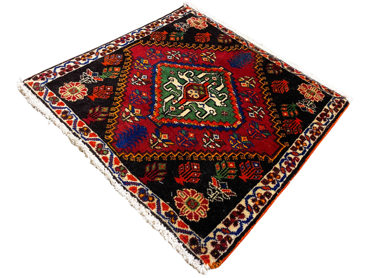 Tapis Poshti 56x56 cm, carré, cadre rouge avec de petits détails colorés sur fond noir