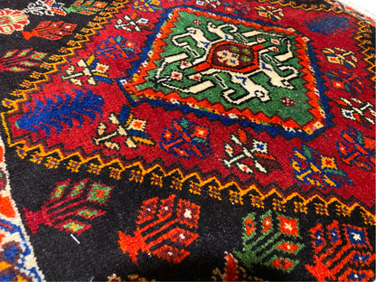 Tapis Poshti 56x56 cm, gros plan du champ central avec des ornements verts et rouges