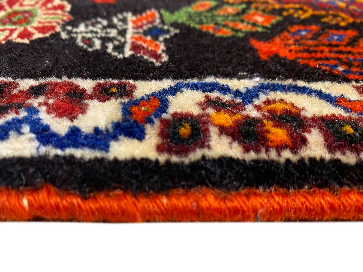 Tapis Poshti 56x56 cm Détail du bord : bordure multicolore et dessous orange