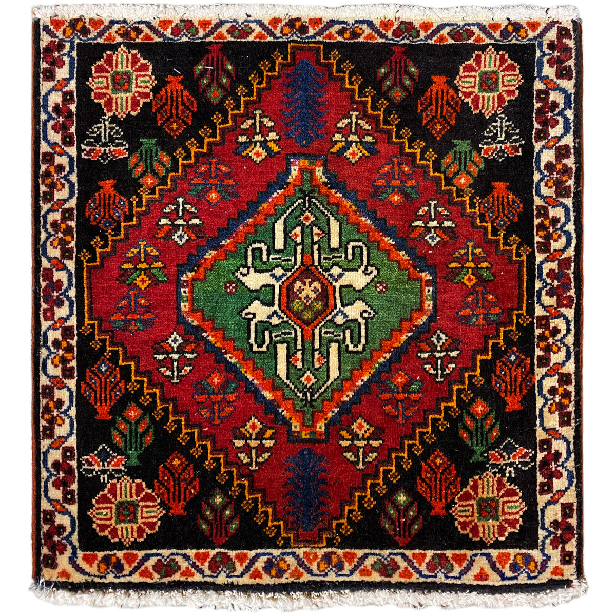 Tapis Poshti carré : tapis tissé noir avec motif décoratif rouge, vert et bleu