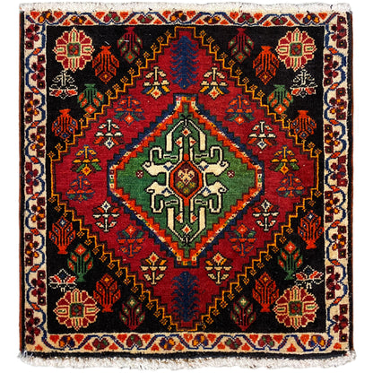 Tapis Poshti carré : tapis tissé noir avec motif décoratif rouge, vert et bleu
