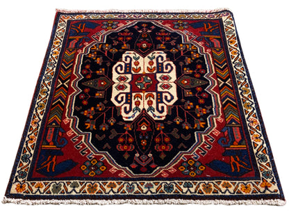 Tapis Poshti rectangulaire à fond bleu avec un motif ornemental symétrique