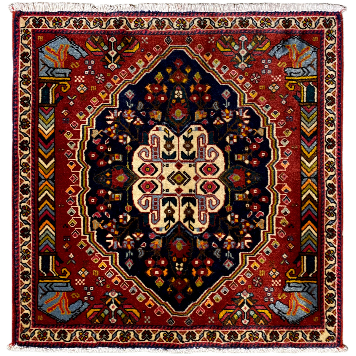 Tapis Poshti à fond rouge, motif octogonal bleu foncé et bordure blanche