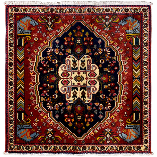 Tapis Poshti à fond rouge, motif octogonal bleu foncé et bordure blanche