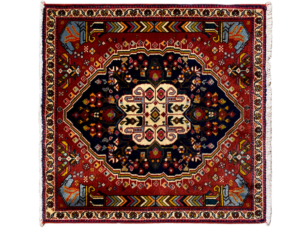 Tapis Poshti à fond rouge, médaillon sombre et ornements de bordure multicolores