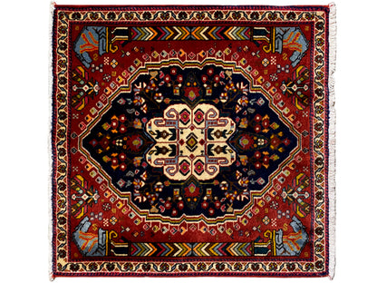 Tapis Poshti à fond rouge, médaillon sombre et ornements de bordure multicolores