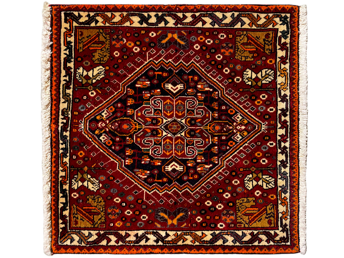 Tapis Poshti 60x60 cm, motif ornemental carré rouge avec bord clair