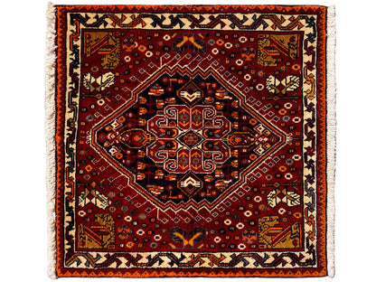 Tapis Poshti 60x60 cm, motif ornemental carré rouge avec bord clair
