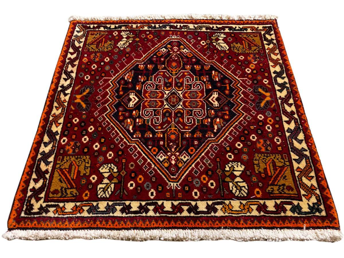 Tapis Poshti 60x60 cm, tapis rouge avec losange ornemental et bord beige