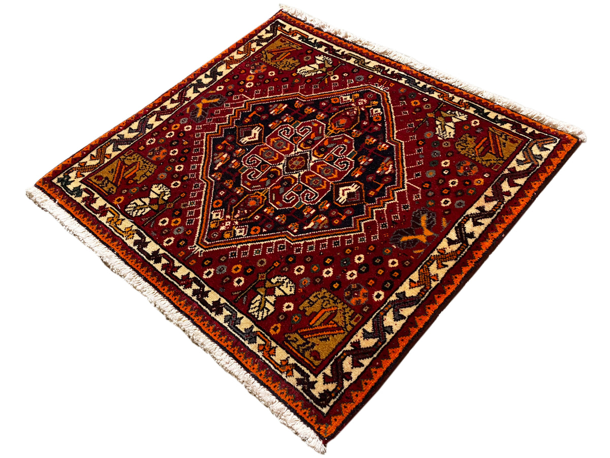 Tapis Poshti 60x60 cm, motif carré rouge avec motif central jaune-orange