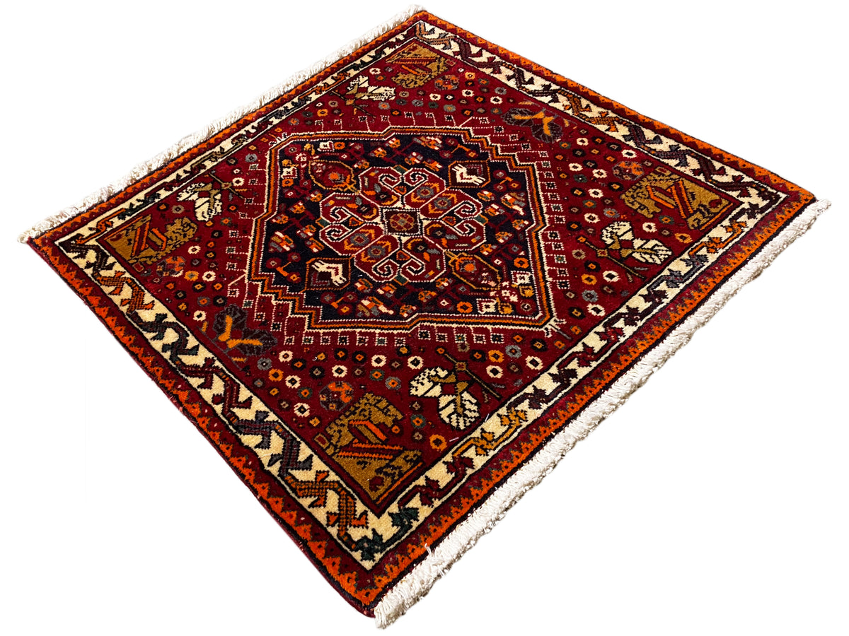 Tapis Poshti 60x60 cm, motif de bordure rouge avec médaillon central sombre et franges