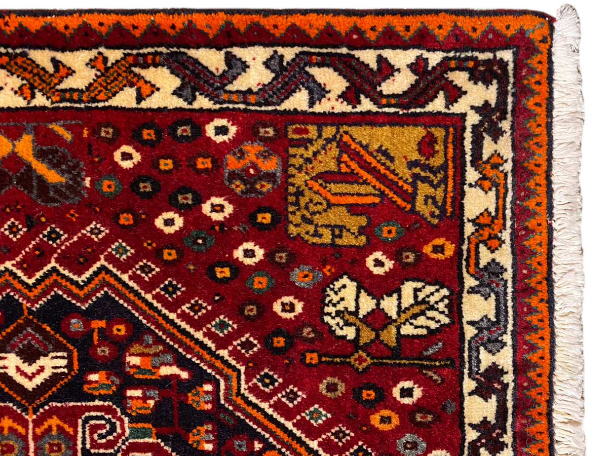 Tapis Poshti 60x60 cm, vue détaillée : bande à motifs rouge et beige et franges