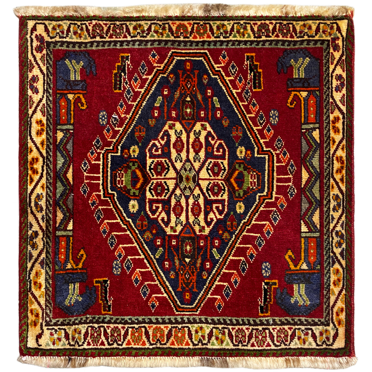 Tapis Poshti (59×61 cm) avec motif uni rouge, bordures multicolores et franges