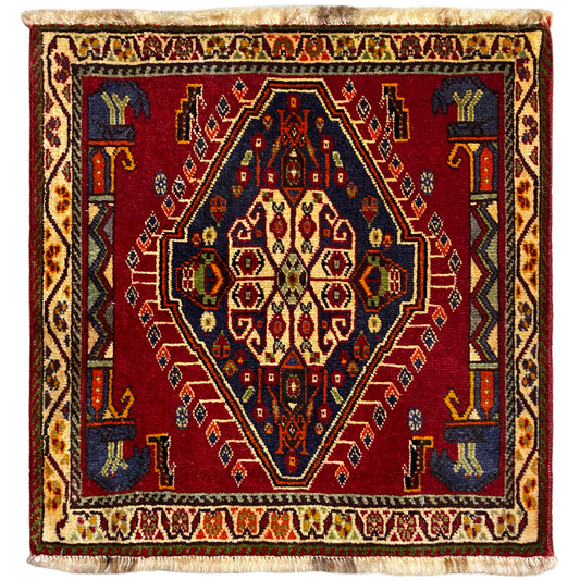 Tapis Poshti (59×61 cm) avec motif uni rouge, bordures multicolores et franges