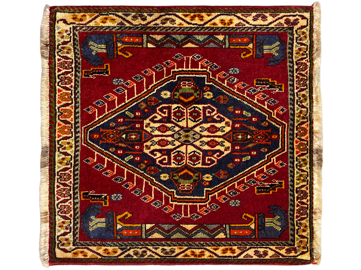 Tapis Poshti carré (59×61 cm) avec motif de tapis orné rouge et franges claires