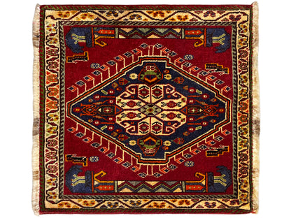 Tapis Poshti carré (59×61 cm) avec motif de tapis orné rouge et franges claires