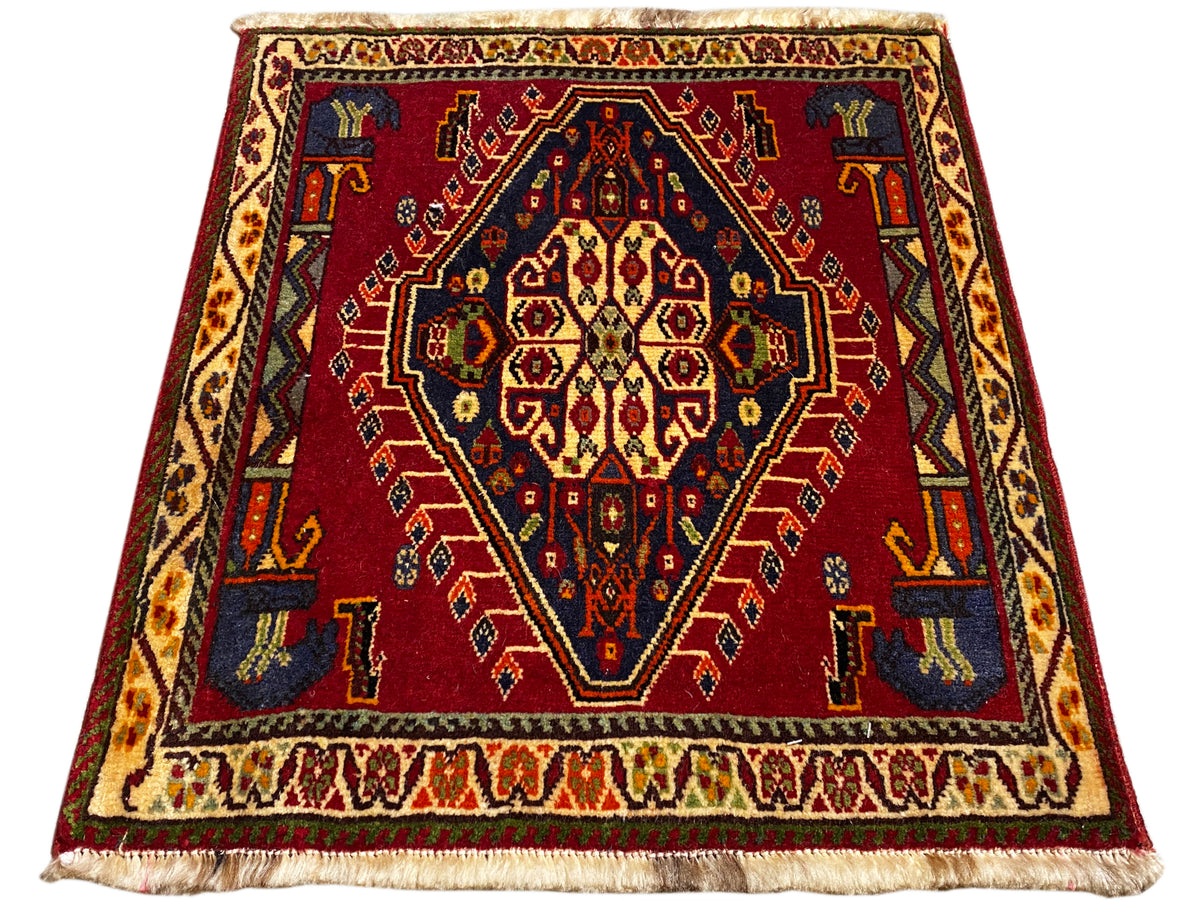 Tapis Poshti (59×61 cm) rouge avec médaillon central, bordure décorative et franges