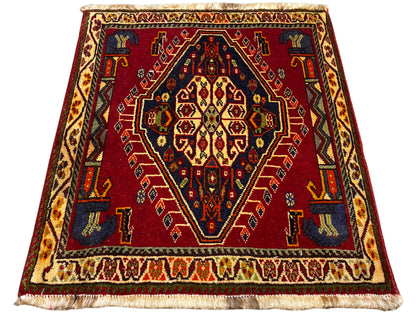 Tapis Poshti (59×61 cm) rouge avec médaillon central, bordure décorative et franges