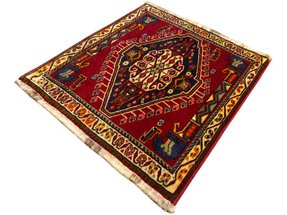 Tapis Poshti carré (59×61 cm), motif rouge avec bordures sombres et franges