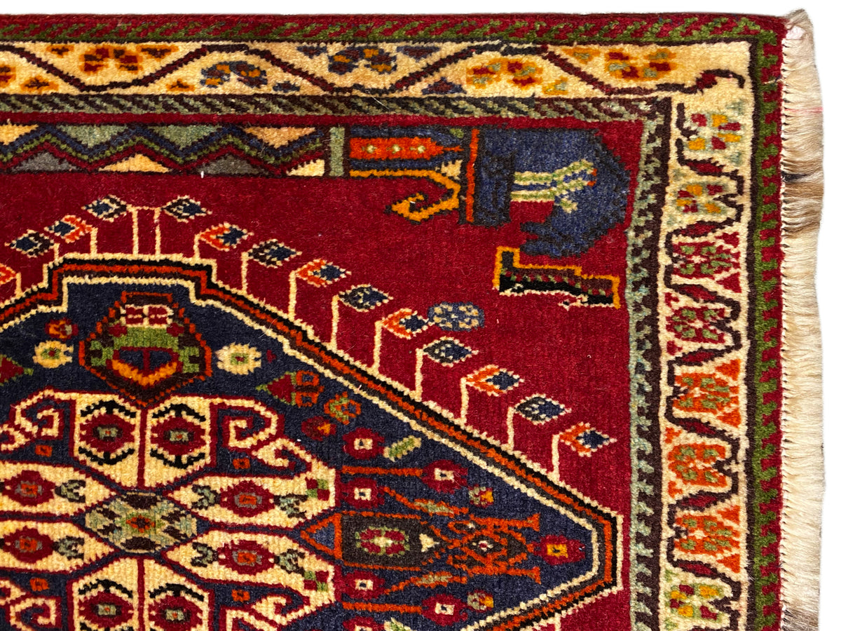 Détail du tapis Poshti (59×61 cm) : champ rouge avec des motifs de tapis et une bordure encadrée