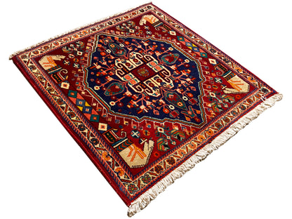 Tapis Poshti 64x64 cm, carré, en diagonale, motif de bordure rouge avec centre bleu foncé
