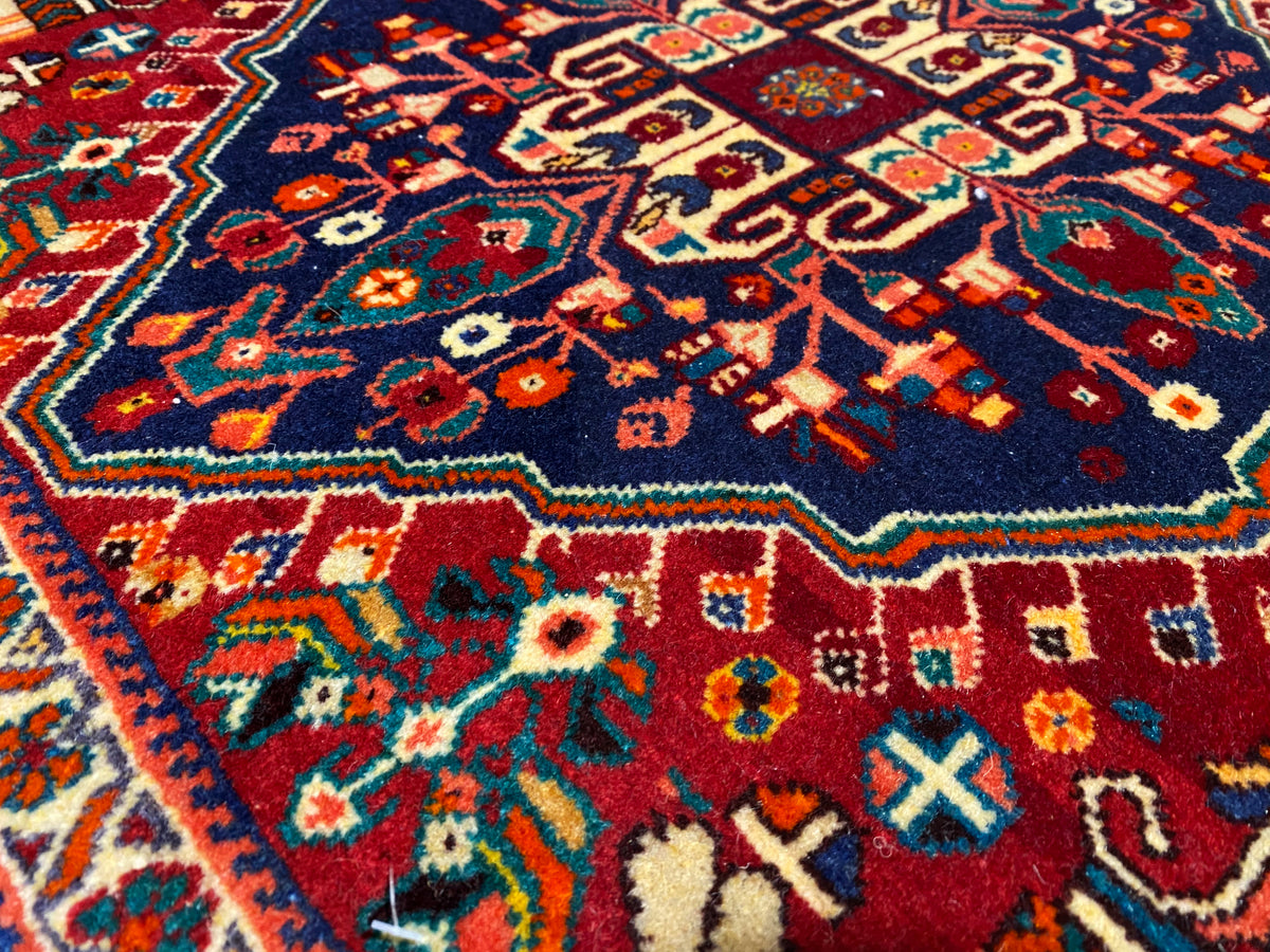 Tapis Poshti 64x64 cm, gros plan sur des champs ornementaux en bleu foncé, rouge bordeaux et turquoise