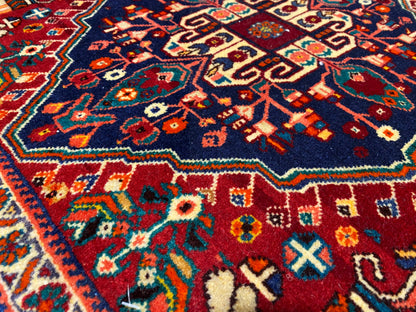 Tapis Poshti 64x64 cm, gros plan sur des champs ornementaux en bleu foncé, rouge bordeaux et turquoise