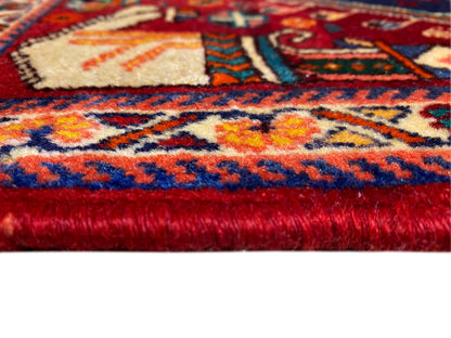 Tapis Poshti 64x64 cm, gros plan sur le velours et la bordure, rouge-bleu avec des touches multicolores