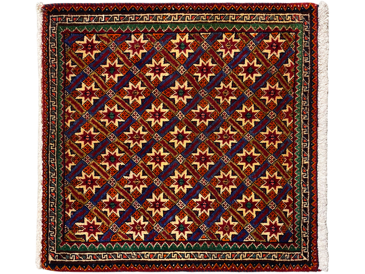 Tapis Poshti 62x52 cm, à fond sombre avec des étoiles colorées et des franges.