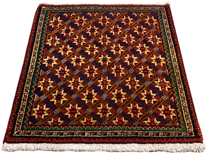 Tapis Poshti 62x52 cm, vue en diagonale : motifs rouges, bleus et verts avec franges.