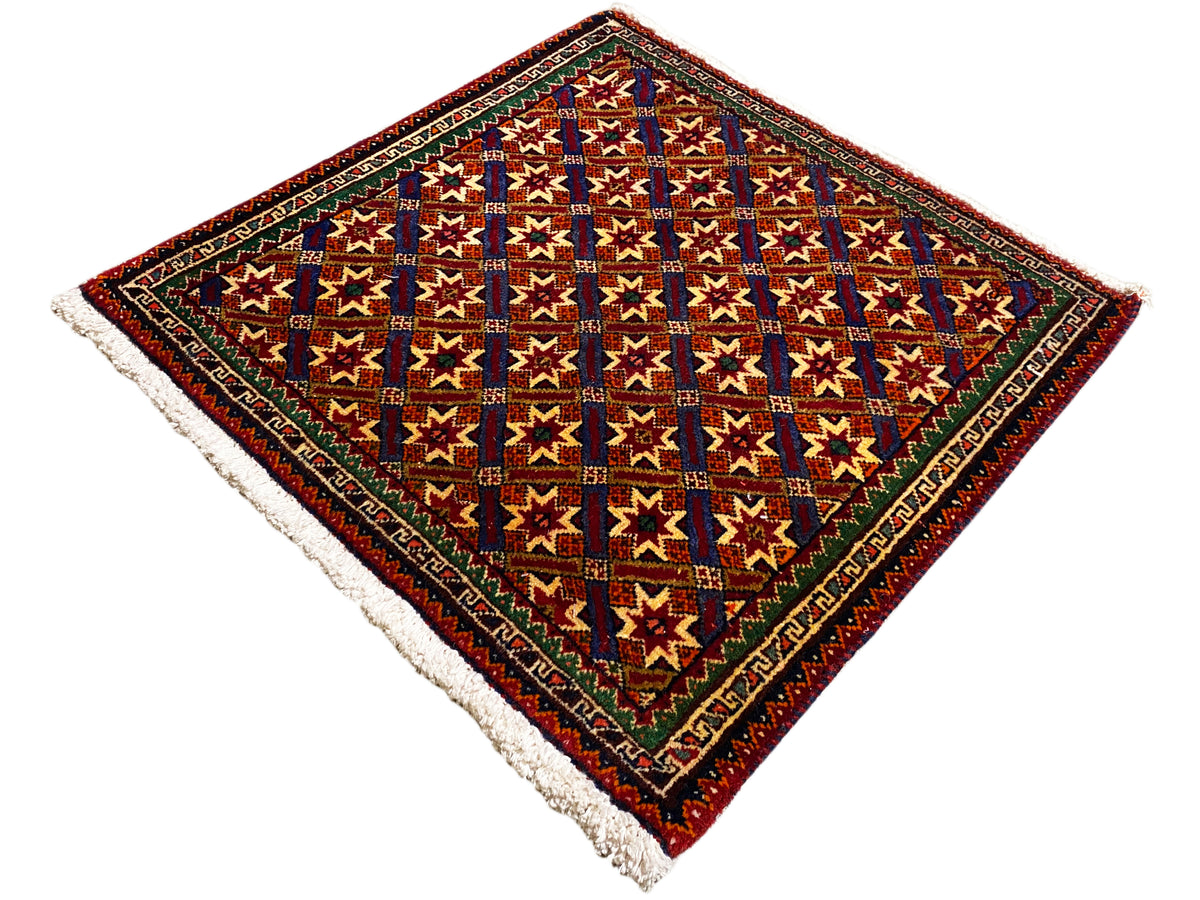 Tapis Poshti 62x52 cm, vue détaillée : carrés et étoiles colorés, bordure sombre, franges.