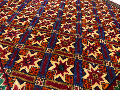 Tapis Poshti 62x52 cm, gros plan de la structure tissée avec des motifs en étoile et en losange.