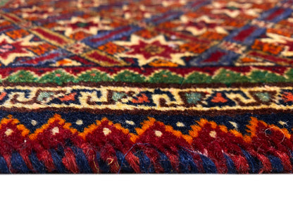 Tapis Poshti 62x52 cm en gros plan : bandes colorées et franges à poils longs.