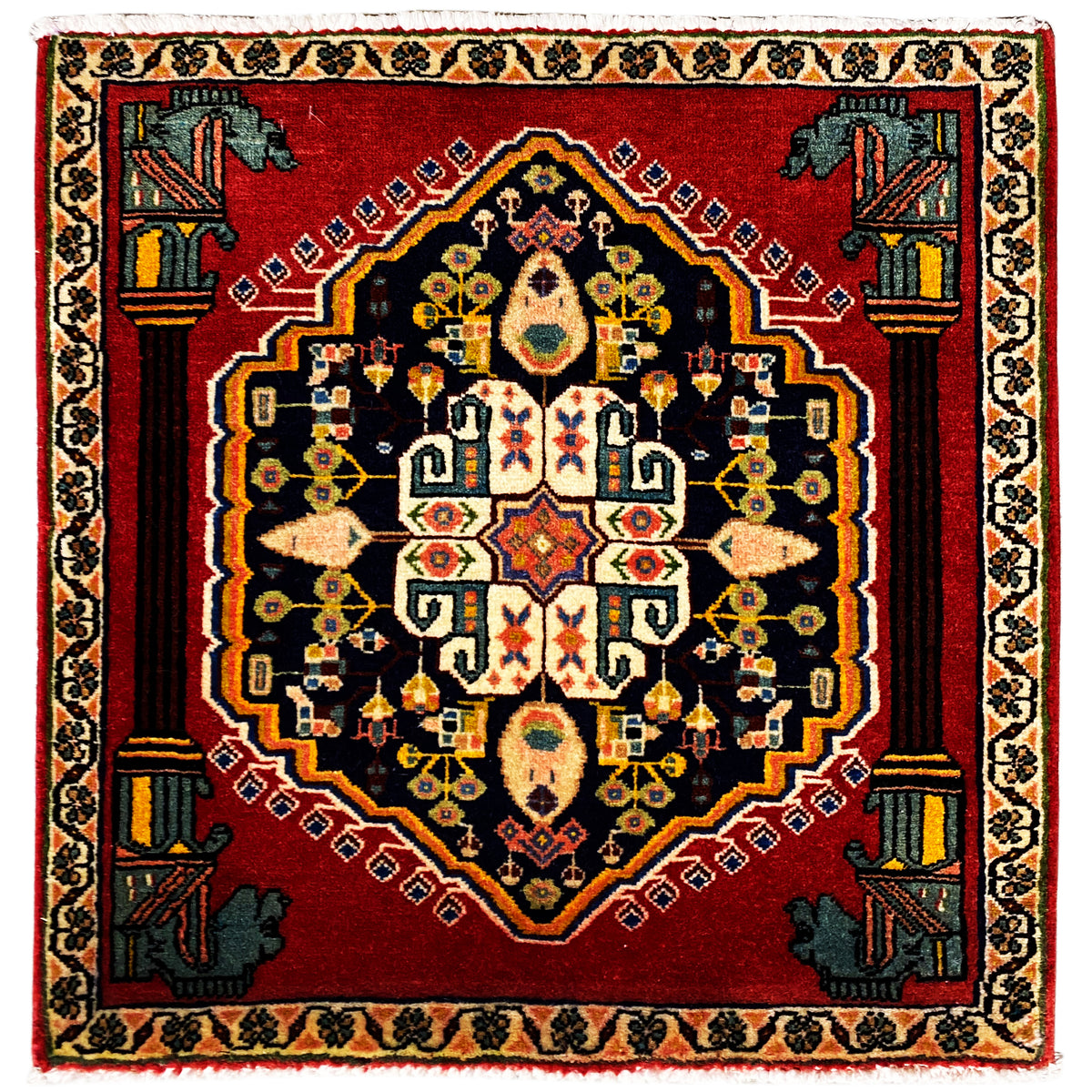 Tapis Poshti carré à fond rouge et ornements colorés et symétriques