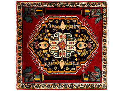 Tapis Poshti à fond rouge, médaillon sombre et motifs colorés au centre