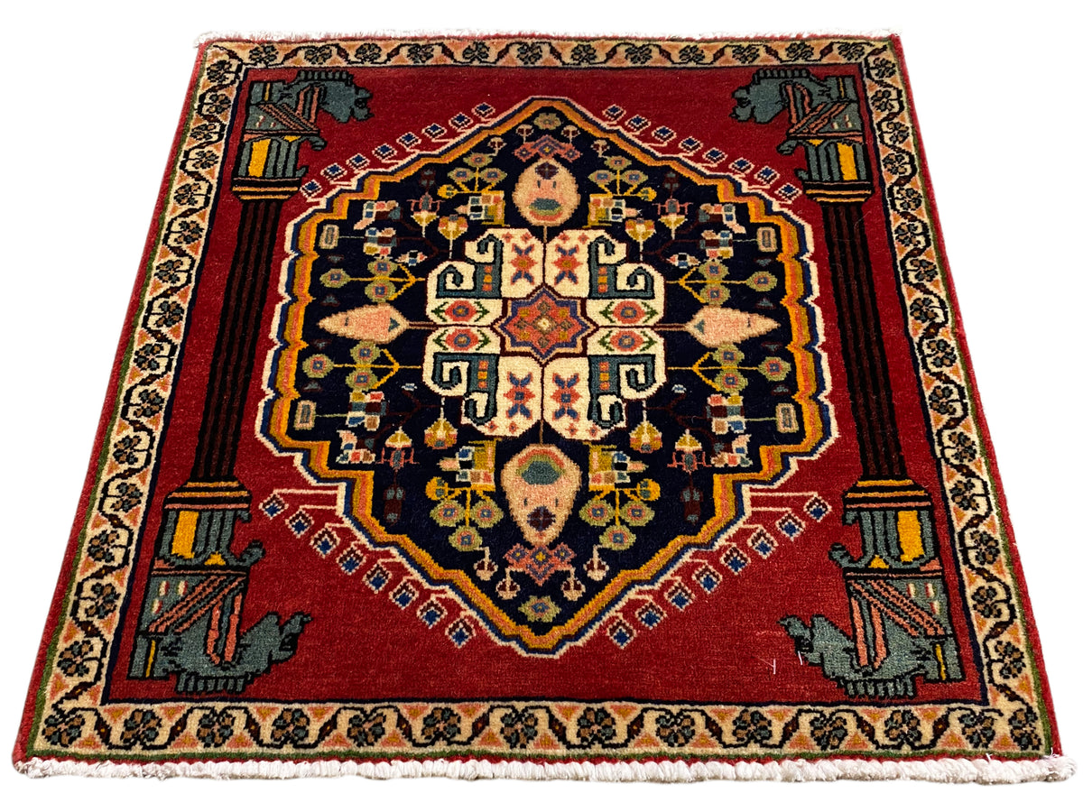 Tapis Poshti, couvrant toute la surface, avec un fond rouge et des cadres ornementaux dorés et bleus