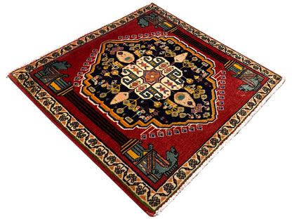Tapis Poshti en forme de losange, à fond rouge, médaillon sombre et ornements d’angle