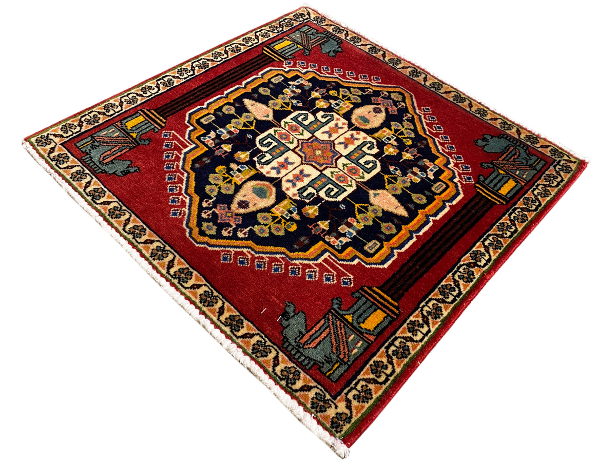 Tapis Poshti vu en losanges sur fond rouge, avec des médaillons foncés et des bordures