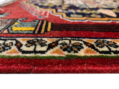 Tapis Poshti à poils rouges et ornements colorés sur la bordure