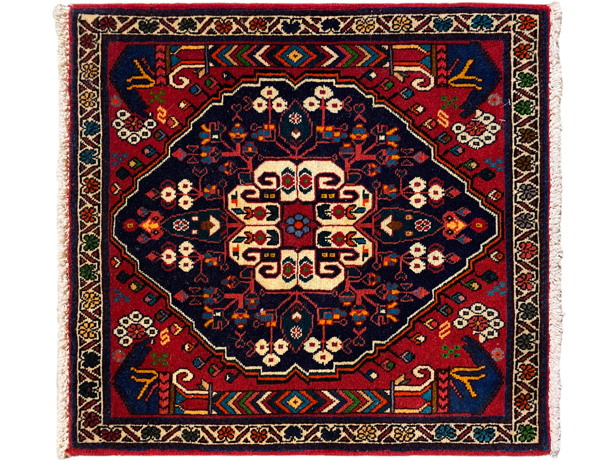 Tapis à médaillon carré, motif bleu et rouge avec des accents crème, bord frangé