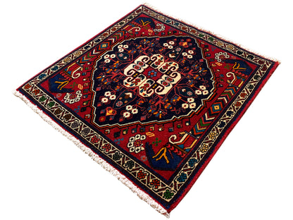 Tapis carré avec bordure décorative, motif rouge et bleu et centre crème figuratif