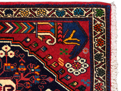 Coin de tapis avec motif de bordure coloré en rouge, bleu, vert et beige