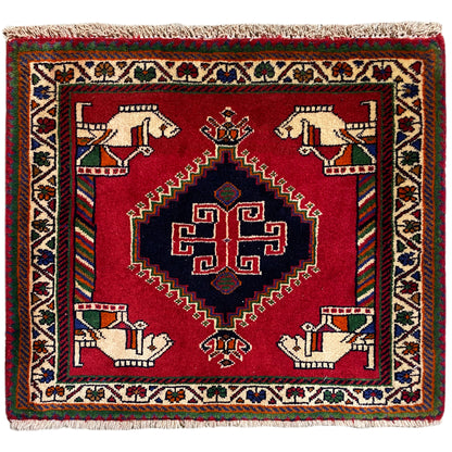 Tapis Poshti 58x68 cm : tapis à motifs rouge avec médaillon et personnages faits main