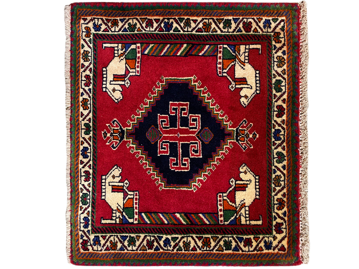 Tapis Poshti 58x68 cm, motif quadrillé rouge avec bordure et personnages faits main