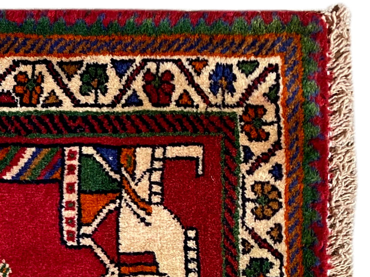 Tapis Poshti 58x68 cm : détail avec franges et motif rouge orné de motifs de mains