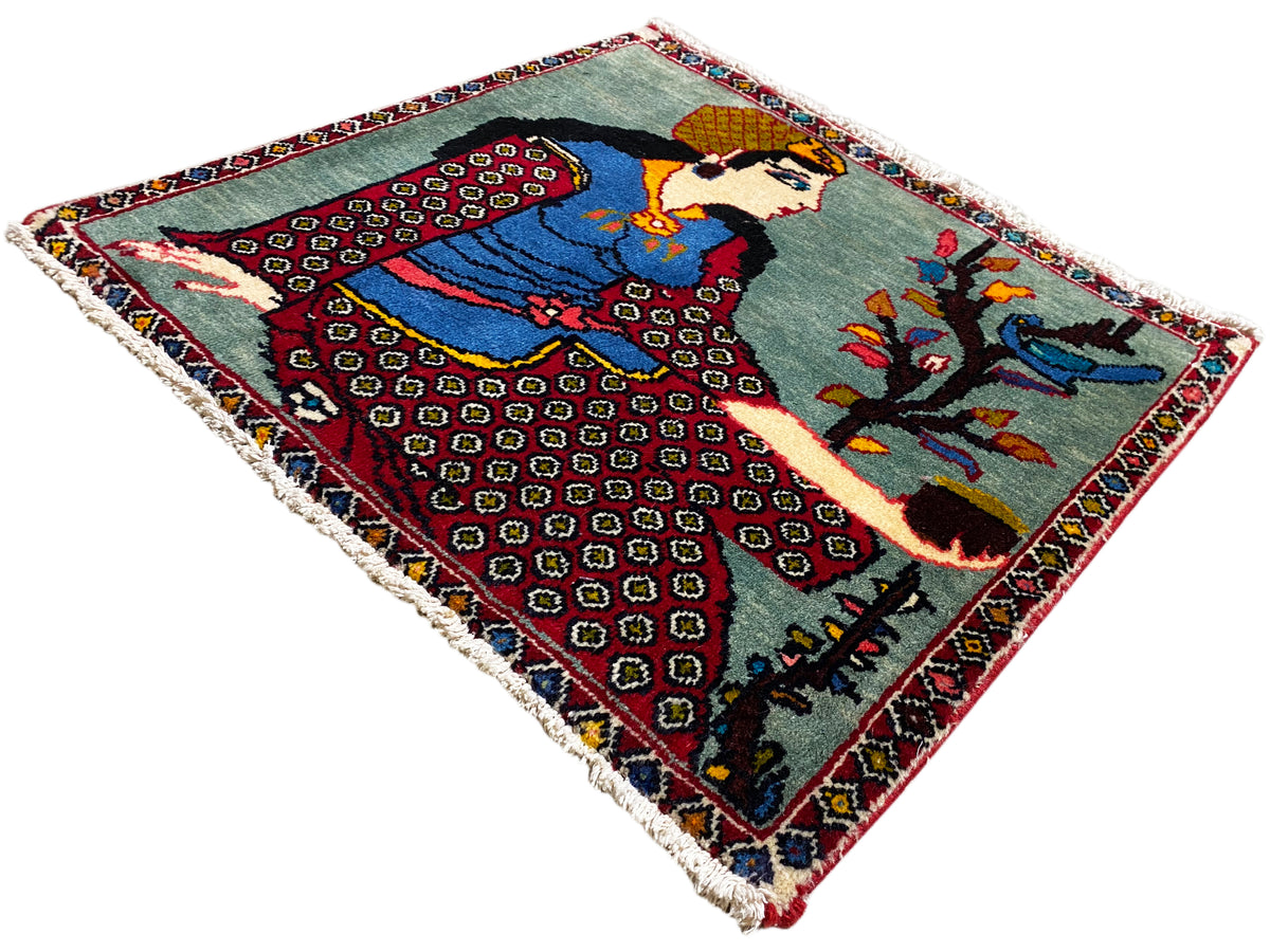 Tapis Poshti 68x63 cm en diagonale : personnage et arbre, motifs géométriques, franges sur les bords